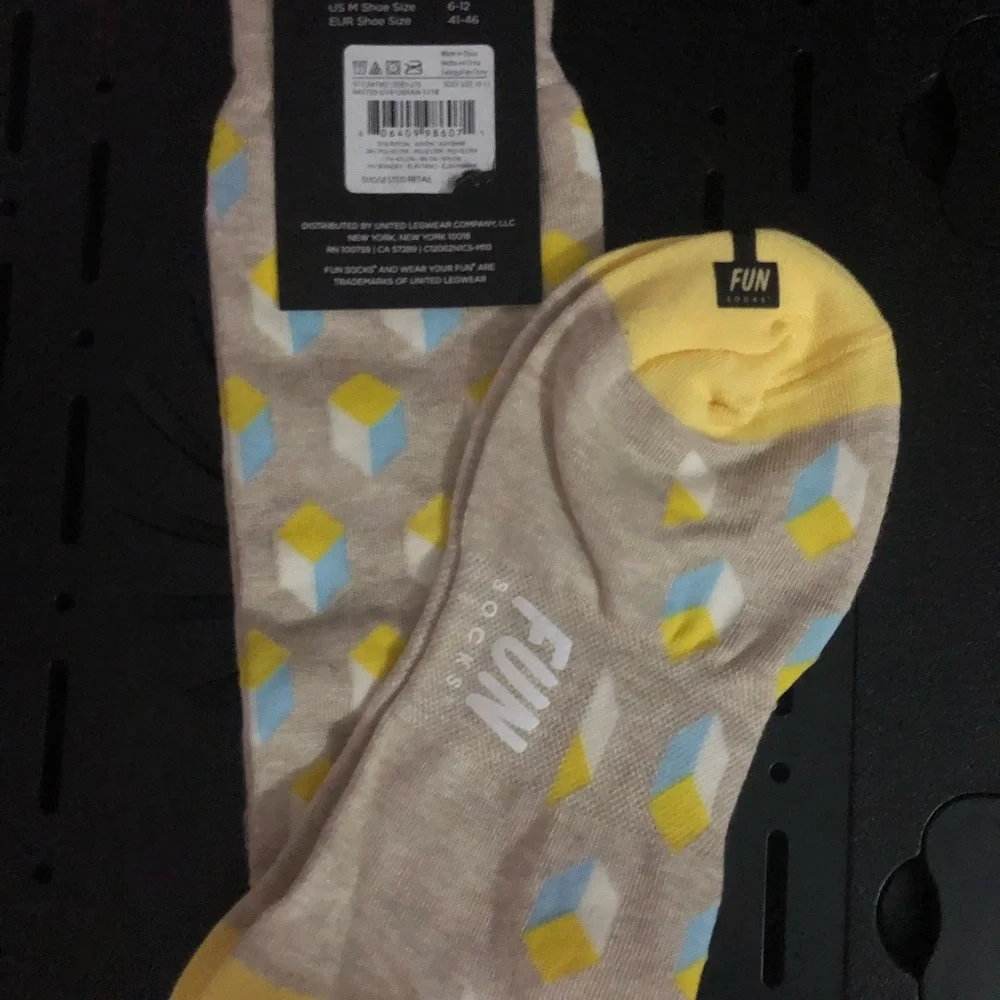 Men’s Beige Geometric Dress Crew Socks – Yellow & Light Blue